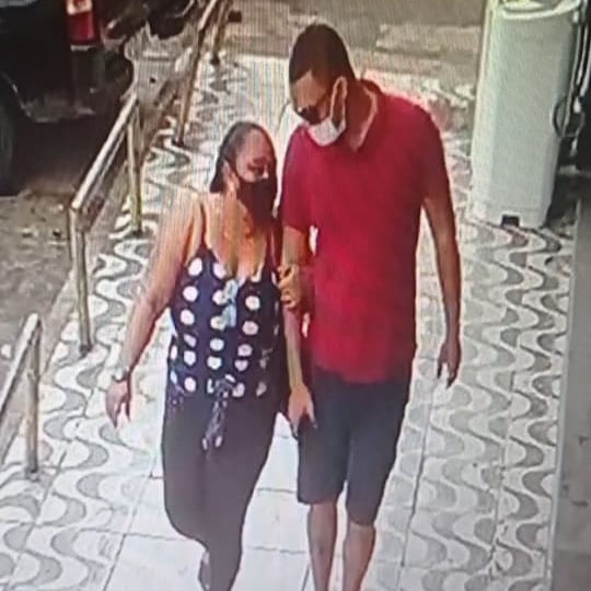 Casal é flagrado furtando TV em loja no centro de Dias d’Ávila