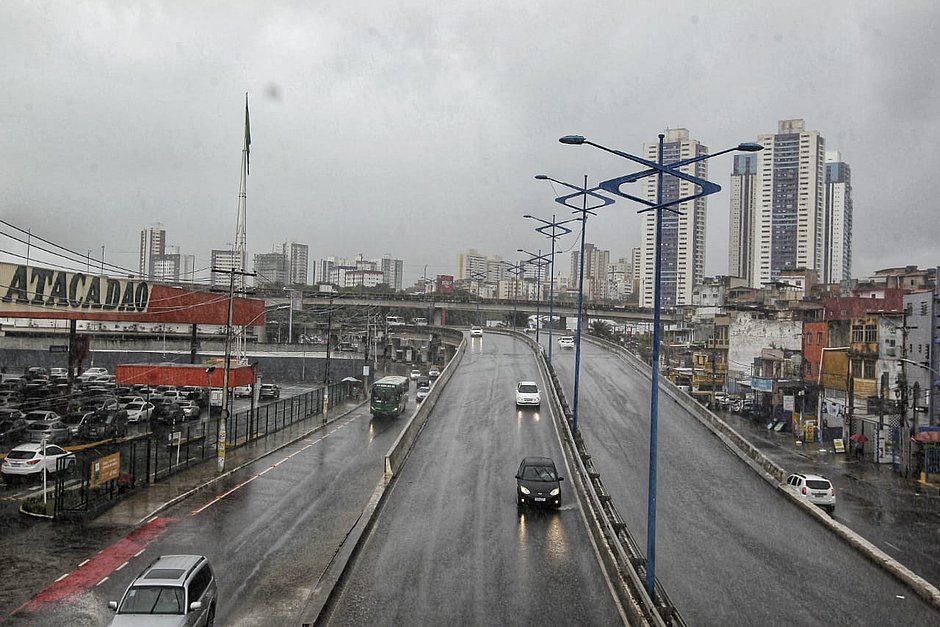 Com frente fria, Salvador terá final de semana com chuvas e tempo fechado