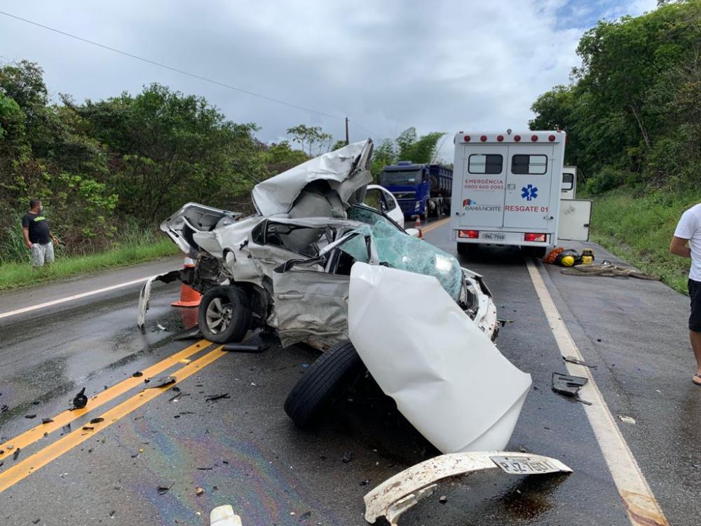 Motorista morre após perder controle do veículo e atingir carreta na BA-093