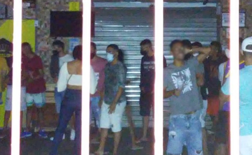 Dono de bar interditado em Salvador nega que festa com 300 pessoas ocorria no espaço