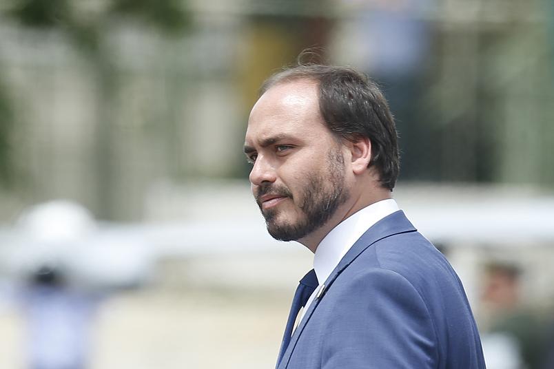 Senadores pretendem aprovar quebra de sigilo de Carlos Bolsonaro na CPI