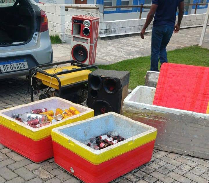 Polícias Militar e Municipal interrompem duas festas com aglomerações em Praia do Forte