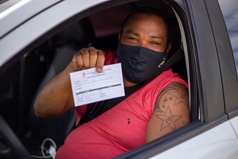 Lauro de Freitas vacina taxistas; gestantes e puérperas voltam a ser imunizadas