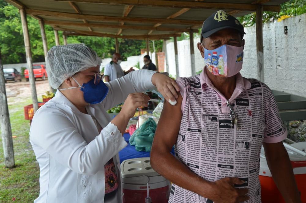 Itanagra realiza mutirões de vacinação contra a Covid-19 na feira livre e em locais de difícil acesso 