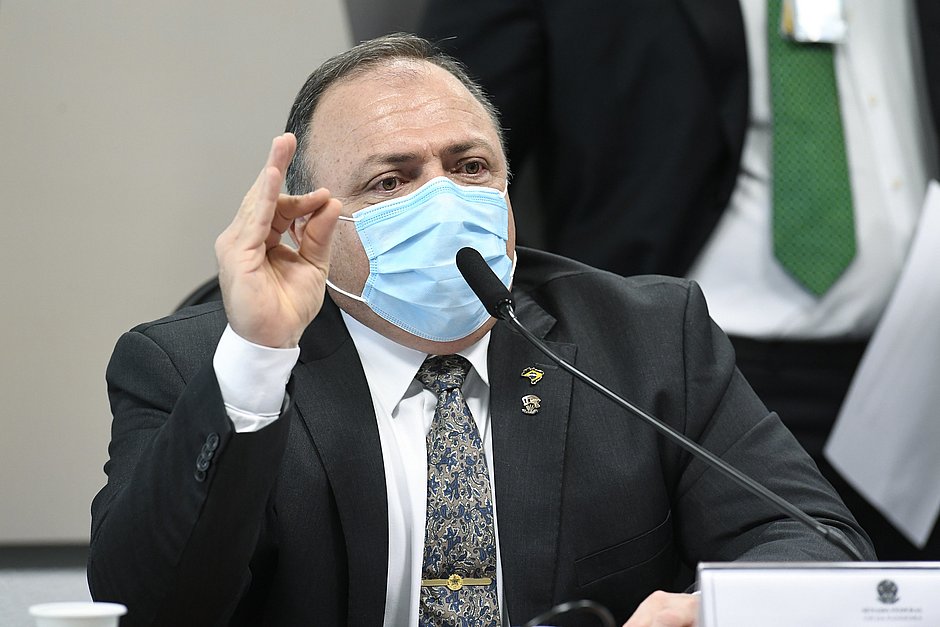 Pazuello diz que recusa de ofertas da Pfizer foi 'decisão do governo'