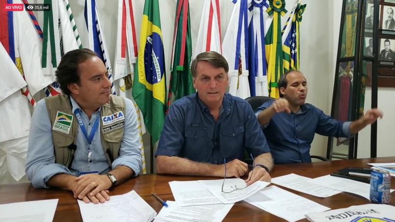 Bolsonaro diz que Pazuello 'foi muito bem', mas que CPI é 'vexame'