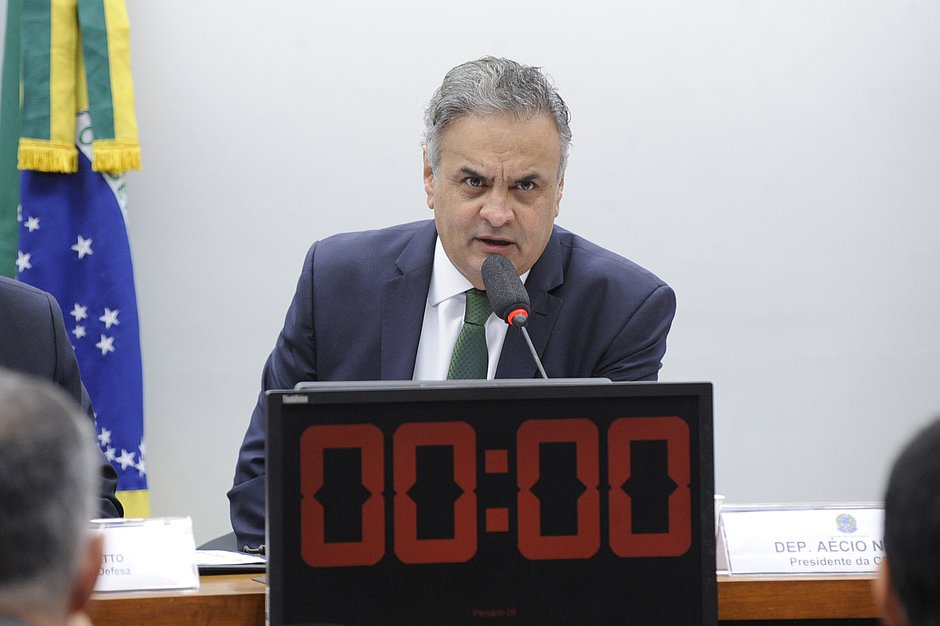 'Lula nunca foi e não será opção no PSDB', diz Aécio após encontro de FHC