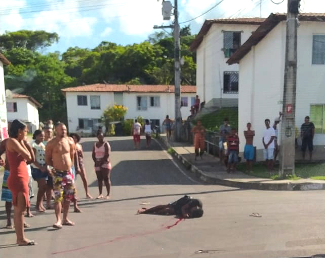 Ação criminosa deixa um jovem morto e outro baleado em Amado Bahia 