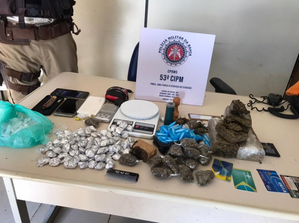Polícia Militar apreende drogas e motocicletas roubadas em casa abandonada; suspeitos fugiram 