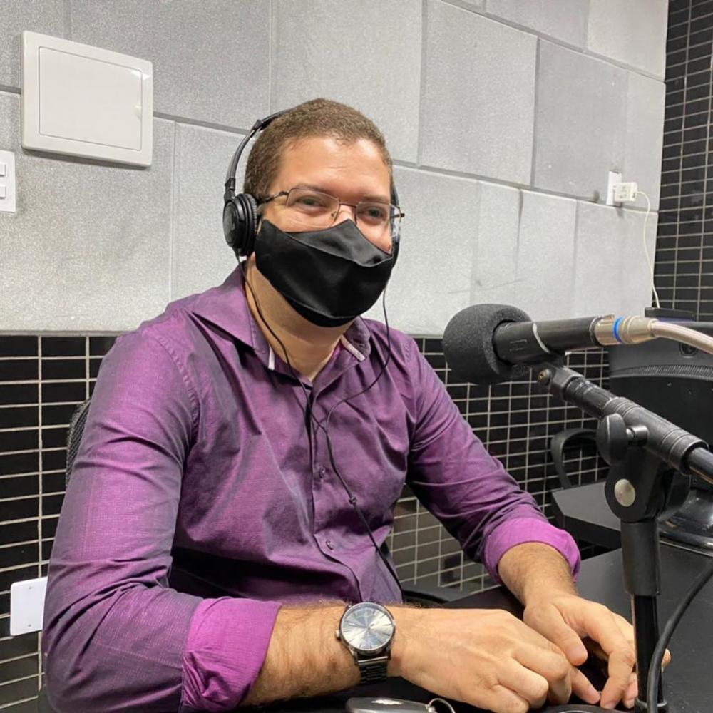Alex Carvalho desmente fake news sobre surto de Covid-19 em escolas matenses