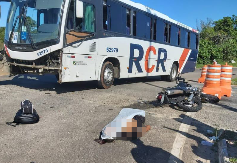 Motociclista morre após colidir com ônibus próximo à rotatória do Iberostar