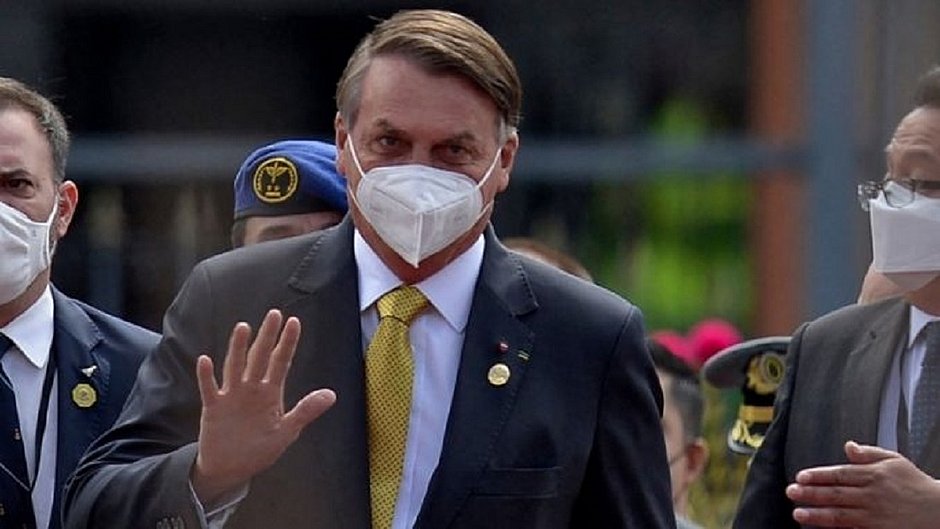 No Equador, Bolsonaro admite que está dando 'mau exemplo' ao não usar máscara