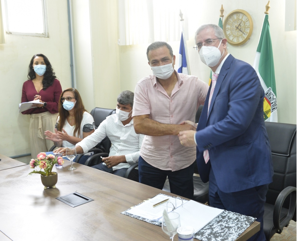 Duda Leite assina contrato para regularização de moradias informais em Pojuca 