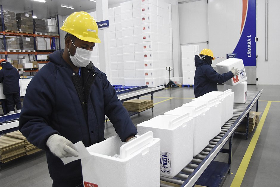 Anvisa autoriza que vacina da Pfizer fique em geladeira comum por 31 dias
