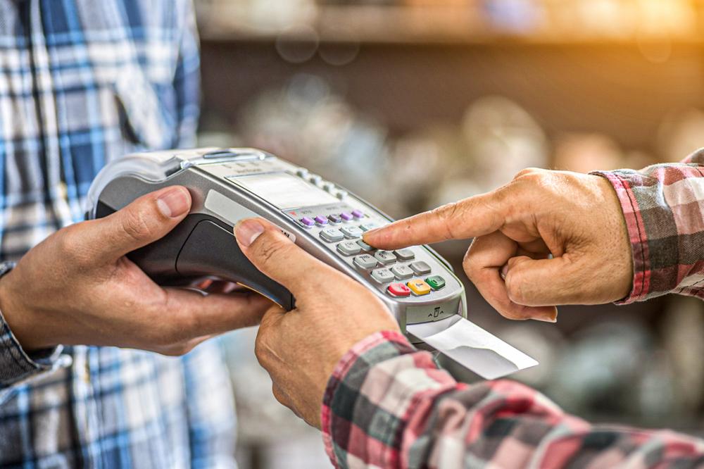 Taxa de juros do cartão de crédito sobe para 335% em abril