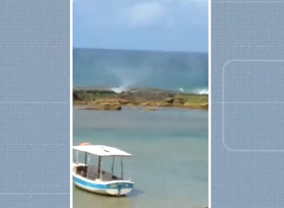 Banhista registra tromba d'água na praia de Jauá, em Camaçari