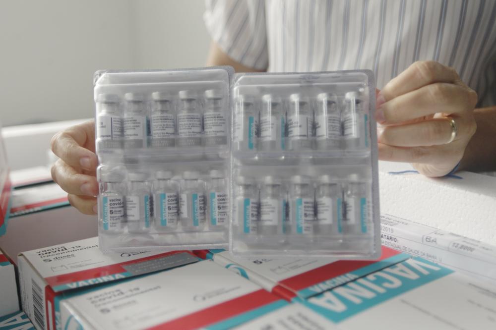  Bahia recebe remessa com 366 mil doses de vacinas contra Covid-19