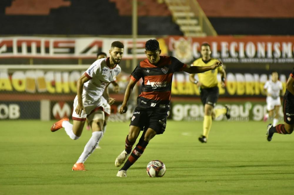Vitória desperdiça chances, falha na defesa e perde para o Náutico pela Série B