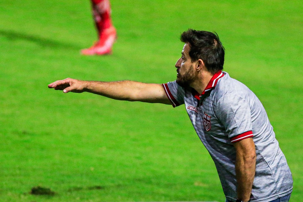 Vitória anuncia contratação de Ramon Menezes para substituir Rodrigo Chagas