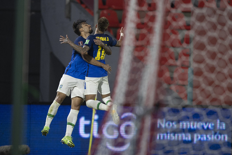 Brasil vence Paraguai e é líder isolado das eliminatórias