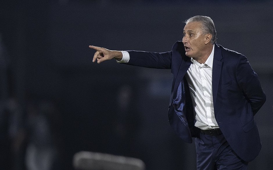 Tite evita polêmicas, mas diz: 'Não sou hipócrita e nem alienado'