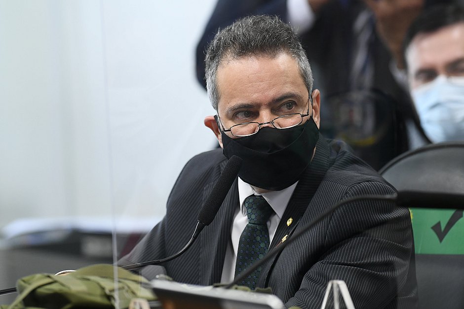 Na CPI, Franco critica exigências da Pfizer para venda de vacina