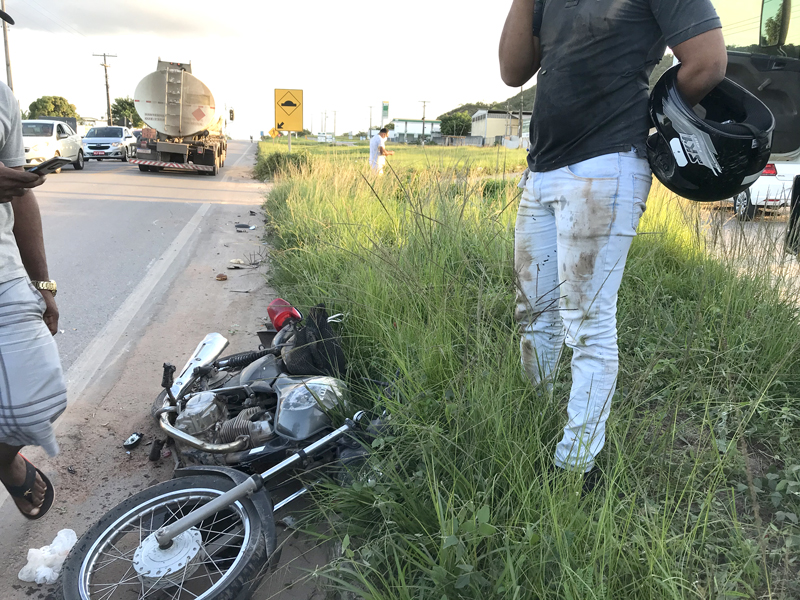 Motociclista sobrevive após picape passar por cima dele em Dias d'Ávila 