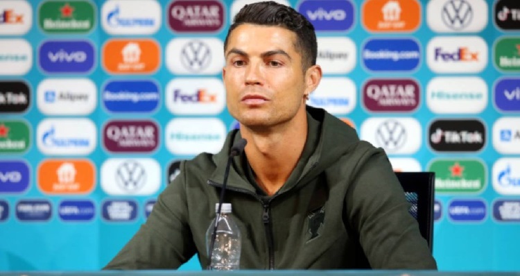 Coca-Cola perde US$ 4 bilhões após gesto de Cristiano Ronaldo