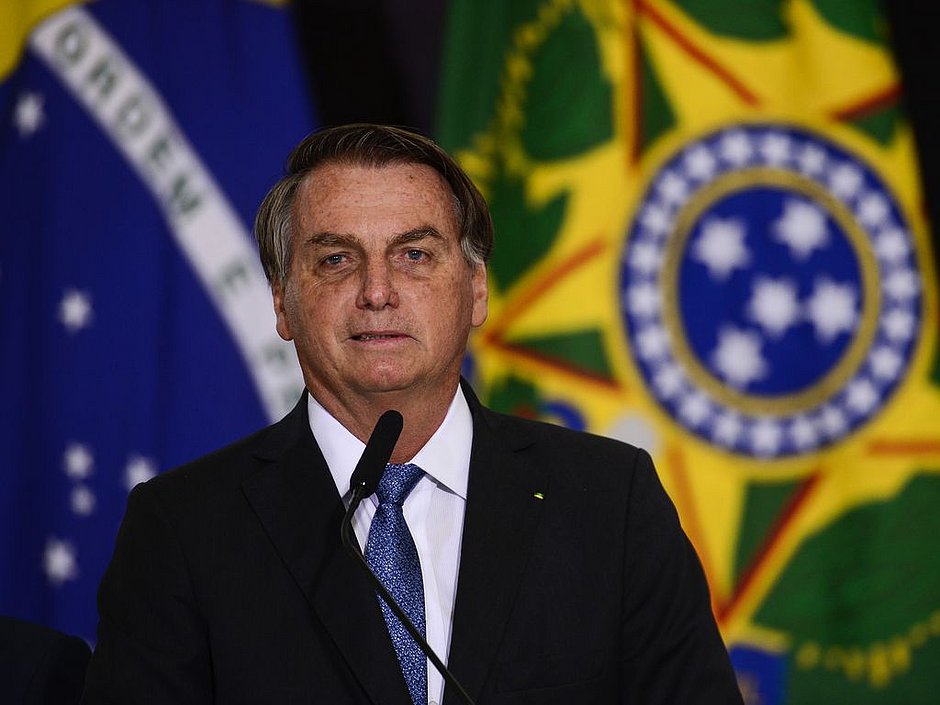 Bolsonaro anuncia novo Bolsa Família de R$ 300
