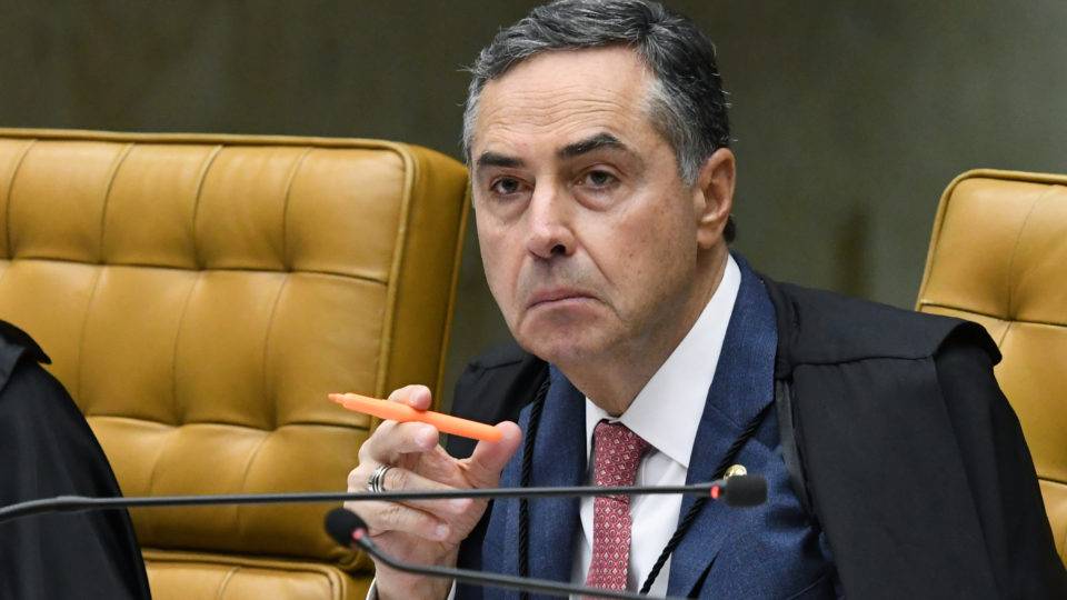 Bolsonaro tem 'dever cívico' de mostrar prova de fraude na eleição, diz Barroso