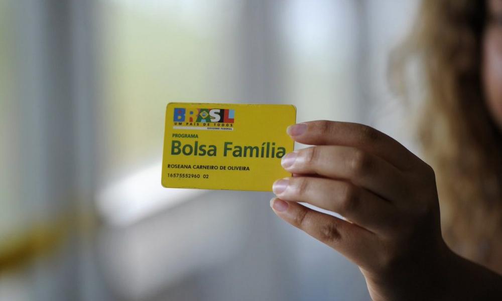 Bolsonaro avalia encerrar abono salarial para aumentar Bolsa Família, diz site