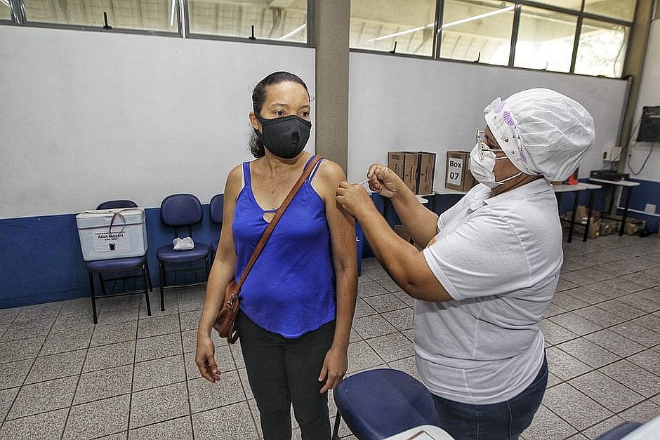 Salvador inicia vacinação de pessoas com 49 anos ou mais nessa sexta (18)