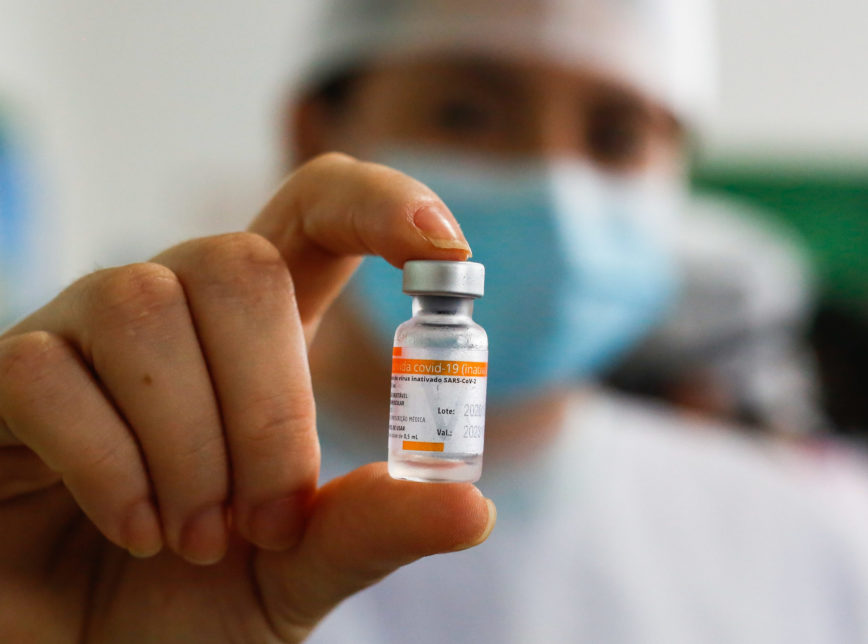 CoronaVac é vacina que mais previne mortes, aponta estudo