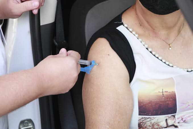 Dias d’Ávila vacina pessoas com 49 anos nesta quarta