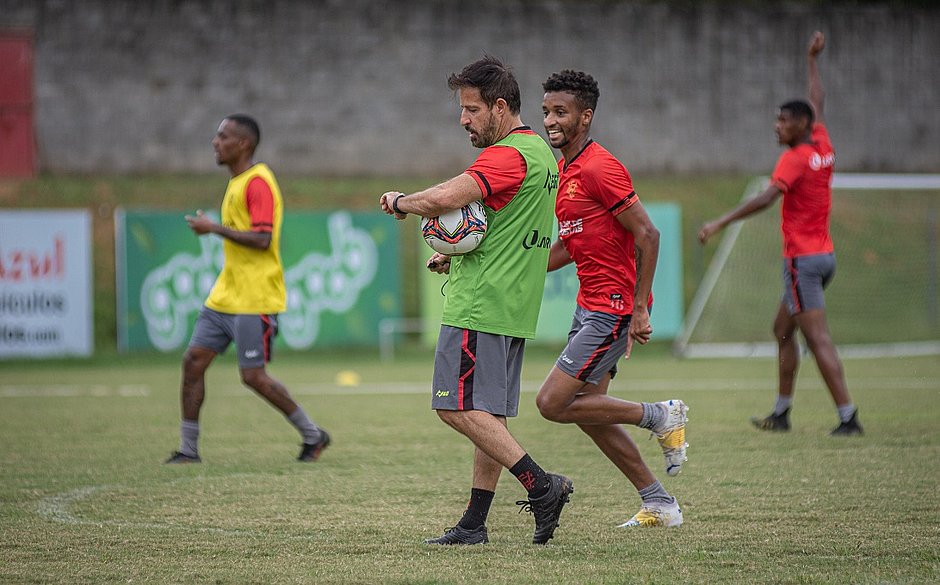 Vitória finaliza muito, mas é pouco efetivo; veja análise