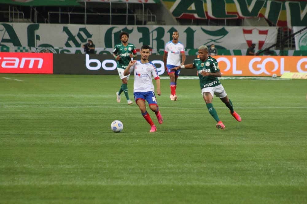 Bahia desperdiça chances e perde de virada fora de casa