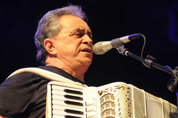 Flávio José relembra apresentação em Mata de São João na Sauipe FM