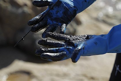 Manchas de óleo voltam a aparecer em praia de Camaçari 