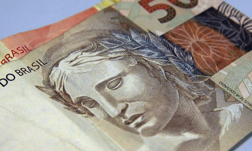 Bolsonaro sanciona lei que protege consumidores do superendividamento 