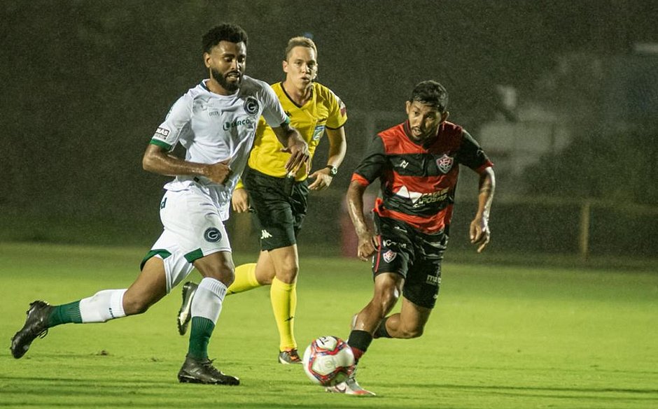Vitória empata com Goiás na reta final do jogo e segue fora do Z4