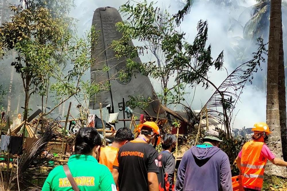 Avião militar cai nas Filipinas com 92 pessoas a bordo; ao menos 29 morreram