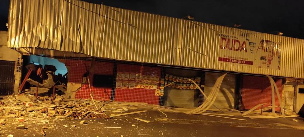 Caixas eletrônicos são explodidos em mercado de Dias d'Ávila