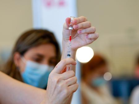 Dias d'Ávila vacina pessoas com 44 anos nesta terça
