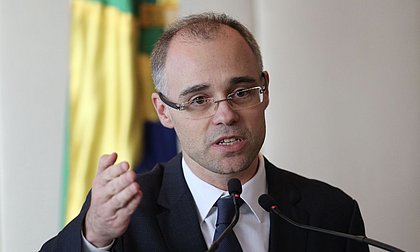 Bolsonaro diz a ministros que vai indicar André Mendonça para a vaga no STF