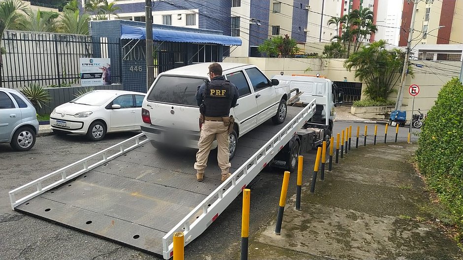 Delegada é afastada por suspeita de auxiliar quadrilha de roubos de carros