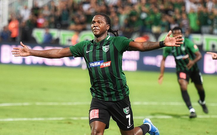 Por conta da janela internacional, Rodallega só pode jogar pelo Bahia em agosto