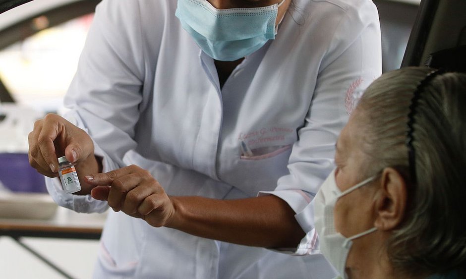 Estudo da Fiocruz mostra efetividade das vacinas em idosos