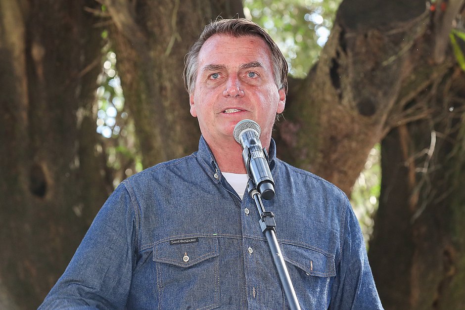 Bolsonaro questiona segurança nas eleições e diz que Datafolha 'recebe grana'