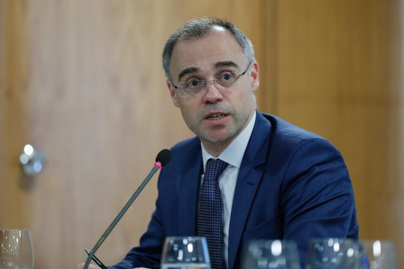 Bolsonaro oficializa indicação de André Mendonça ao STF