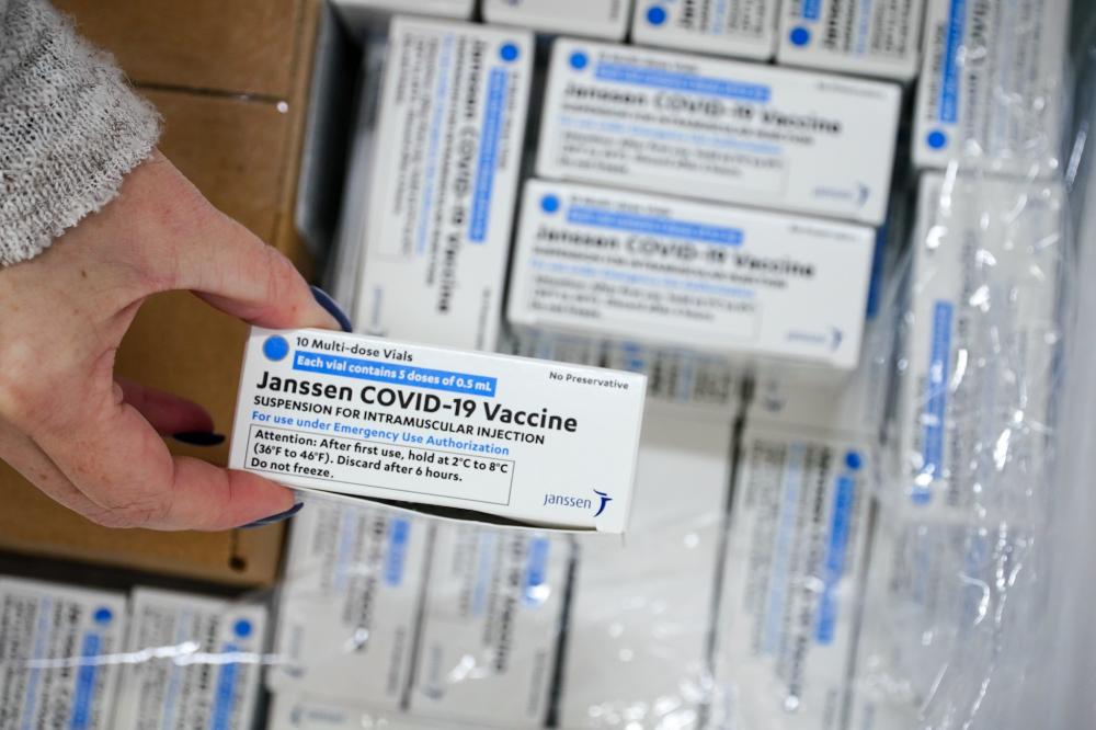 Anvisa pede alteração de bula da Janssen e da AstraZeneca para incluir evento adverso